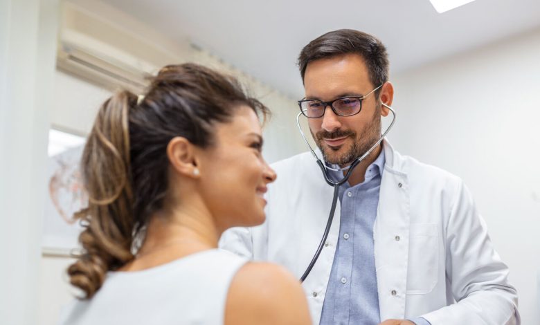 Mulheres também podem se consultar com urologista