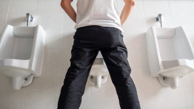 Qual é melhor para os homens: urinar em pé ou sentado?